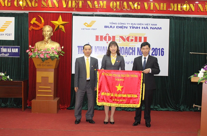 Đ/c Bùi Quang Cẩm – Phó Chủ tịch UBND tỉnh Hà Nam trao cờ thi đua cho đơn vị !